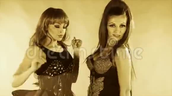 女迪斯科舞姐妹视频的预览图
