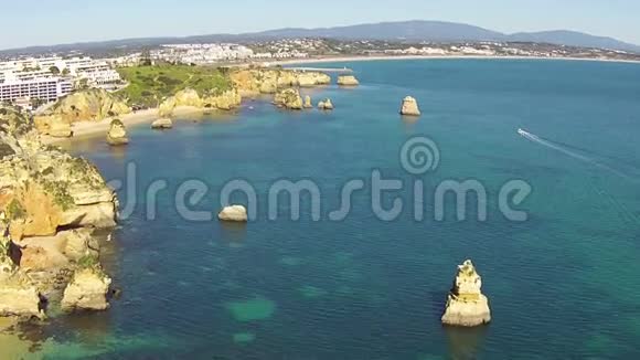 葡萄牙拉各斯天然岩石的空中飞行视频的预览图