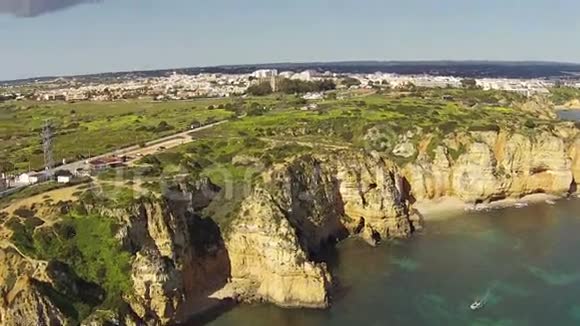 葡萄牙拉各斯天然岩石的空中飞行视频的预览图