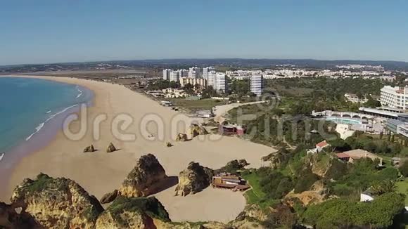 在葡萄牙阿尔加维的岩石和海洋中飞行视频的预览图