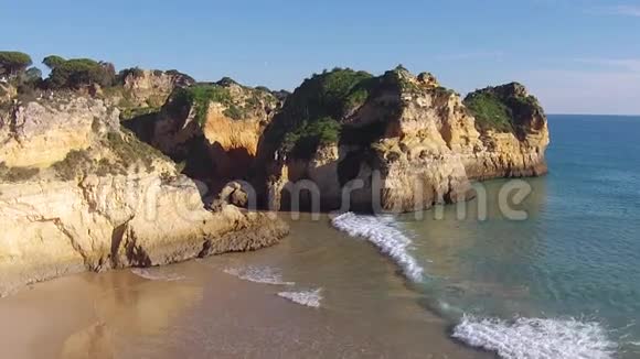 在葡萄牙阿尔加维的岩石和海洋中飞行视频的预览图