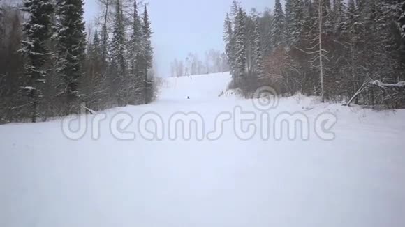 冰雪覆盖的山区冬季景观视频的预览图
