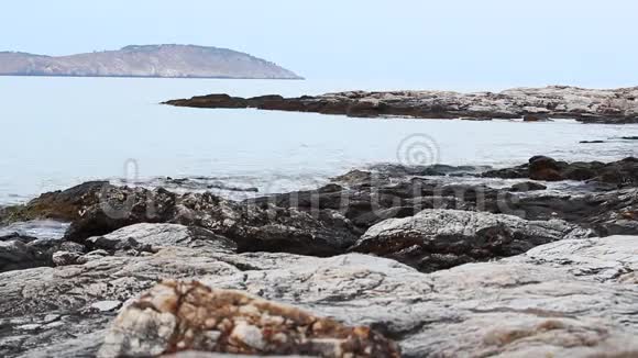 爱琴海和带岩石的海滨视频的预览图