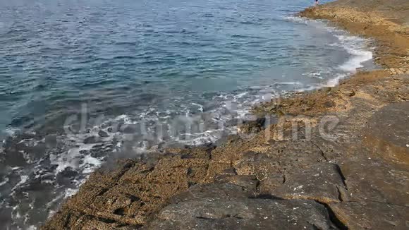爱琴海和带岩石的海滨视频的预览图