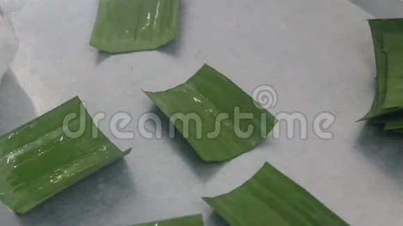 越南人们做圆粘米糕视频的预览图