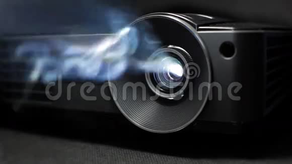 数字电影放映机镜头在动作视频的预览图