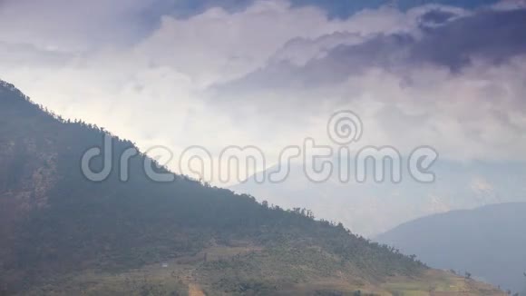 尼泊尔喜马拉雅山云层运动视频的预览图