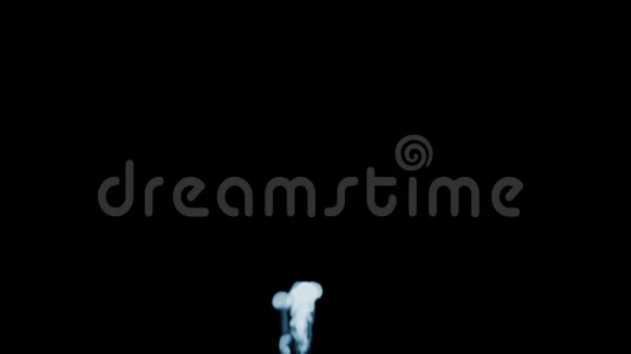 烟雾在慢速运动中的三维渲染隔离在黑色背景上背光准备合成视觉效果视频的预览图