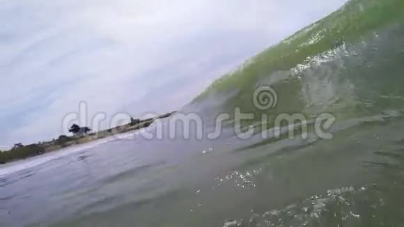 加利福尼亚海滩上的海浪视频的预览图