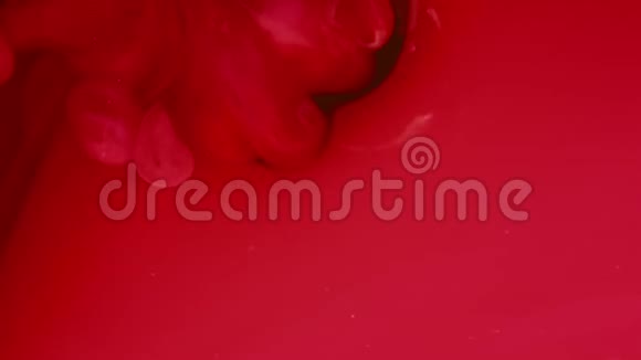 抽象背景红色墨水在水中反应创造抽象的背景视频的预览图