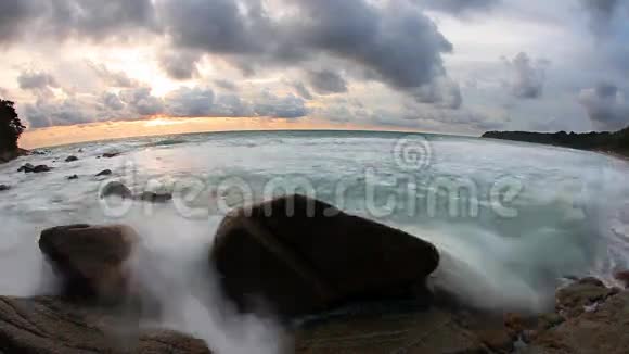 在美丽的夕阳下海边的岩石视频的预览图