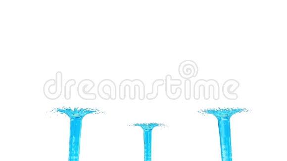 蓝色喷泉的水流在空中飞起溅起许多水花慢吞吞的蓝色液体作为糖浆或甜柠檬水视频的预览图