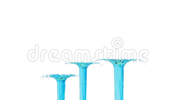 蓝色喷泉的水流在空中飞起溅起许多水花慢吞吞的蓝色液体作为糖浆或甜柠檬水视频的预览图