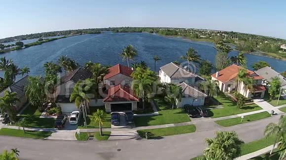 佛罗里达湖滨别墅的鸟瞰图视频的预览图