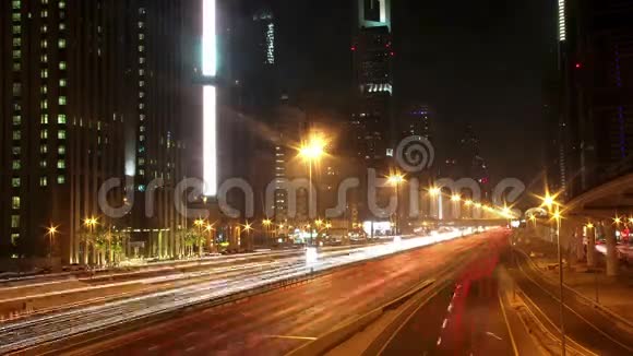 迪拜市夜间交通阿拉伯联合酋长国视频的预览图
