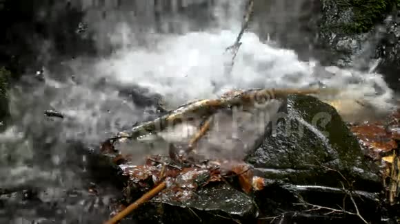 小山涧上的梯级流水不息视频的预览图