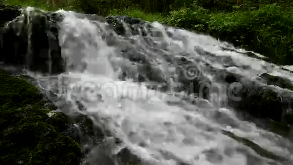 小山涧上的梯级流水不息视频的预览图