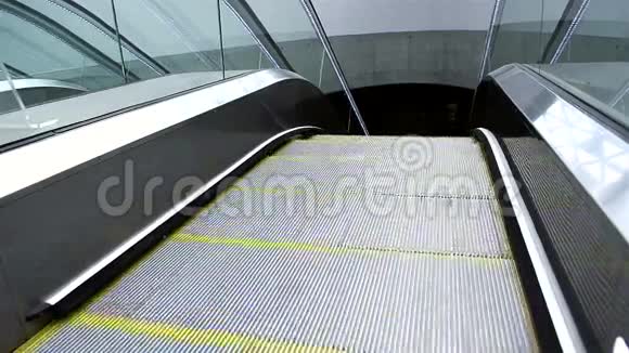 商务中心移动扶梯视频的预览图