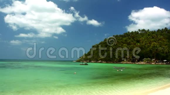 岛上阳光明媚的一天热带海滩视频的预览图