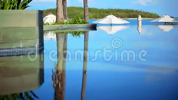 蓝天背景下海边的游泳池视频的预览图