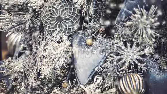装饰白雪覆盖的圣诞树装饰有装饰圣诞树视频的预览图
