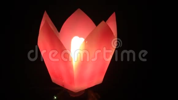 传统节日中的蜡烛视频的预览图