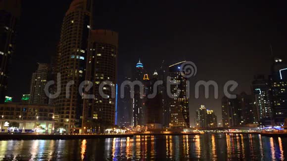 迪拜码头的夜间照明视频的预览图