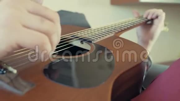 人弹声吉他慢动作视频的预览图