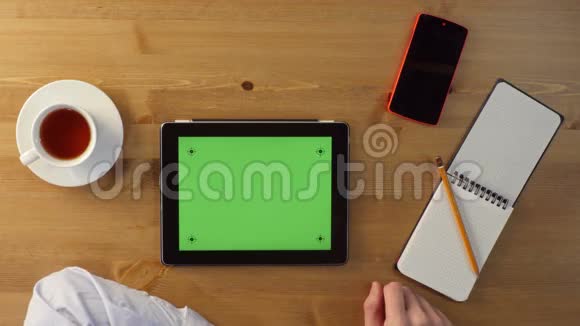 使用平板电脑与绿色屏幕视频的预览图