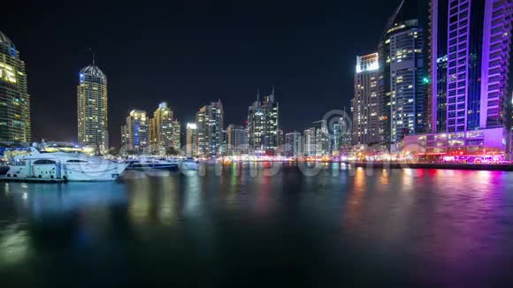 迪拜码头海湾的夜间灯光时间视频的预览图