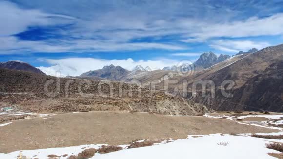 喜马拉雅山上的云运动尼泊尔视频的预览图