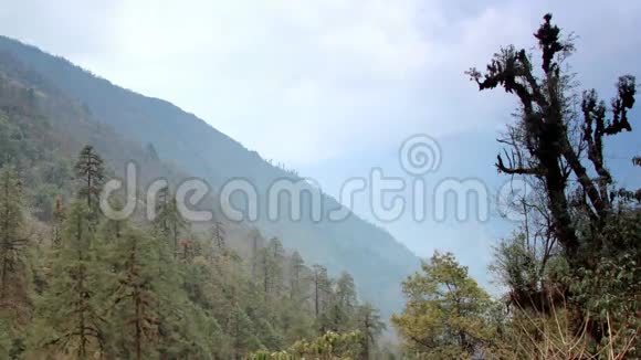 尼泊尔喜马拉雅山云层运动视频的预览图
