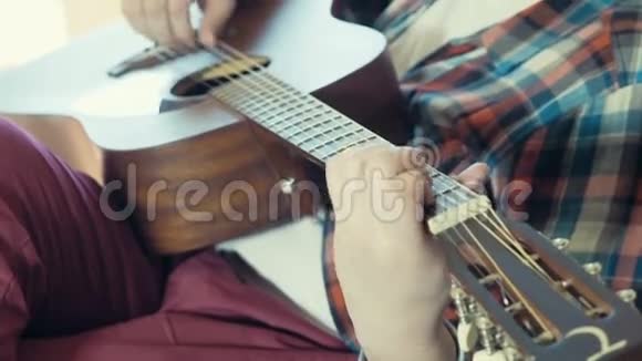 人弹声吉他慢动作视频的预览图