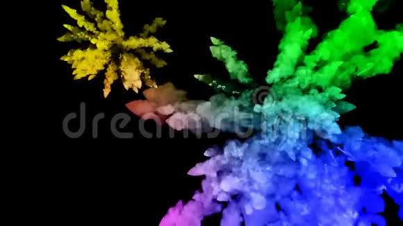 从黑色背景上分离出来的颜料和漂亮的小径上的烟花彩色粉末或墨水的爆炸多汁的创意视频的预览图
