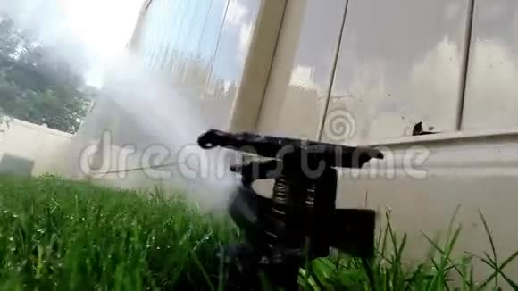 振荡草坪洒水浇草视频的预览图