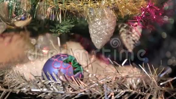 树上的老式圣诞装饰视频的预览图