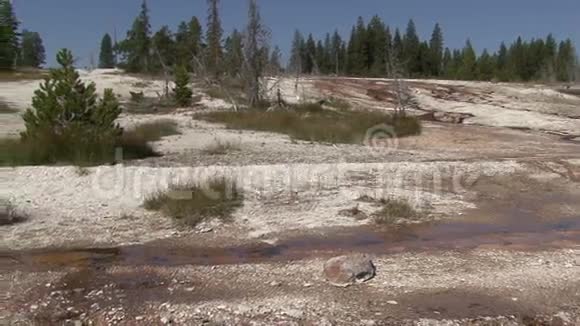 黄石河和湖泊间歇喷泉视频的预览图