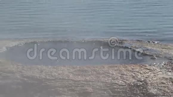 黄石河和湖泊间歇喷泉视频的预览图
