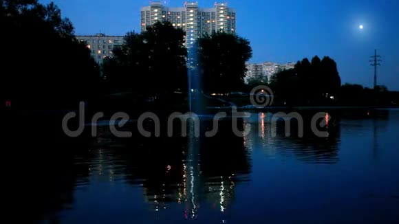 水中倒影的城市夜景视频的预览图