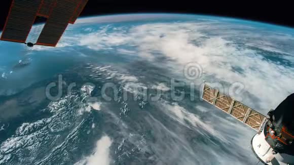 从国际空间站上看到地球从太空观测到美丽的地球美国宇航局从太空发射地球视频的预览图