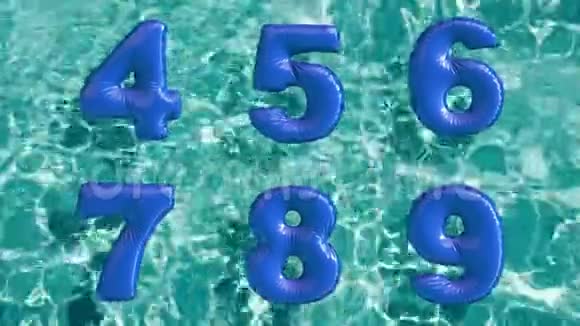造型充气泳圈的字母表漂浮在清爽的蓝色游泳池中视频的预览图