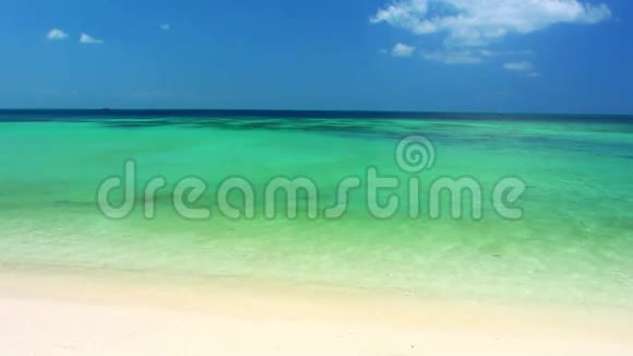 岛上阳光明媚的一天热带海滩视频的预览图