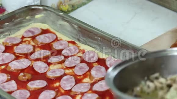 在波兰条件下的披萨之家视频的预览图