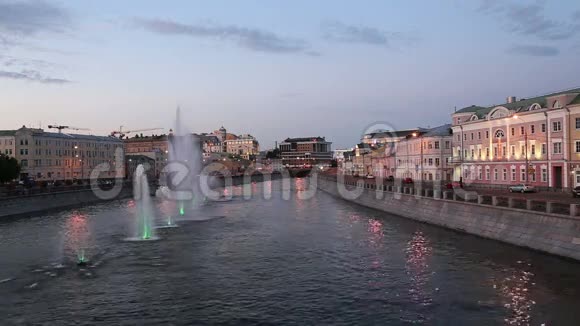 俄罗斯莫斯科下水道和喷泉夜景视频的预览图