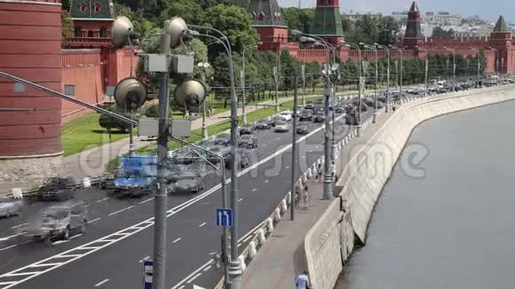 莫斯科克里姆林宫附近的莫斯科河堤岸和日常交通莫斯科俄罗斯视频的预览图