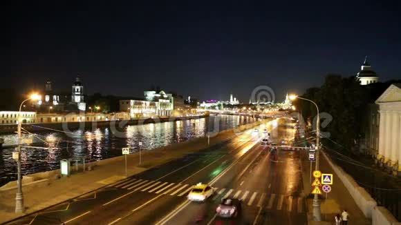 莫斯科莫斯科莫斯科莫斯科莫斯克瓦河堤岸和夜间交通视频的预览图