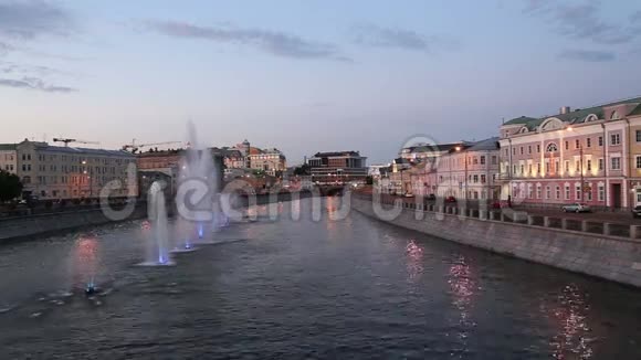 俄罗斯莫斯科下水道和喷泉夜景视频的预览图