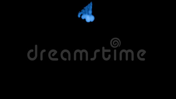 流动的荧光蓝墨水或烟雾隔离在黑色上缓慢运动水中的蓝色用于油墨背景或烟雾视频的预览图