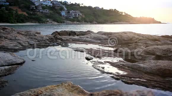 美丽的岩石景观日落在海上与视频的预览图