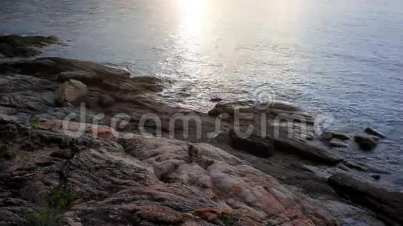 日落的倒影与石滩视频的预览图